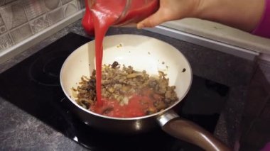 Tavada bolonez sosu pişirmeyi kapat. Lezzetli İtalyan makarna sosu kaynıyor. Putin domates sosu