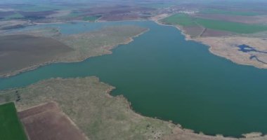 Vahşi Bulgaristan. Durankulak Gölü 'nün 4K hava filosu. Bulgaristan 'ın kuzeydoğusunda yer alıyor. 260 'tan fazla nadir ve nesli tükenmekte olan bitki ve hayvan türü var..