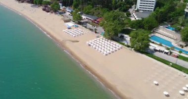 Golden Sands, Zlatni Piasaci 'deki plajın 4K hava görüntüsü. Bulgaristan 'ın Varna kenti yakınlarındaki popüler tatil beldesi