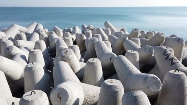 Tetrapoden Aus Beton Säumen Die Strecke Küstenschutz Wellenbrecher Bei Varna — Stockvideo