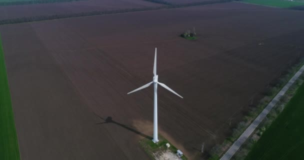 Visão Aérea Drone Uma Turbina Eólica Moinho Vento Para Produção — Vídeo de Stock