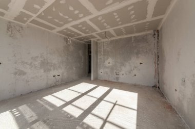 Yeni boş oda yapım aşamasında. Alçıdan duvarlar. Yeni evim. Beton duvarlar. İç yenileme. 