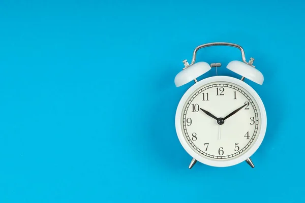 Ceas Alarmă Retro Fundal Albastru Ceas Deşteptător Modă Veche — Fotografie, imagine de stoc