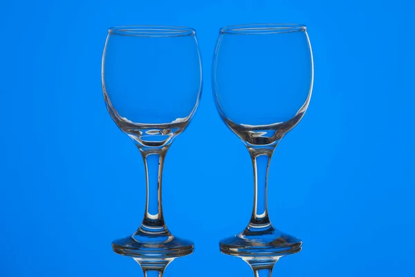 青を基調とした2つのワイングラス — ストック写真