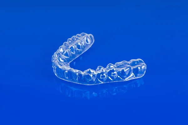 Suporturi Cosmetice Ortodontice Invizibile Fundal Albastru Aliniere Dentare Pentru Zâmbet — Fotografie, imagine de stoc
