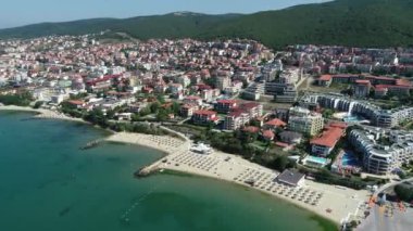 Karadeniz kıyısındaki Saint Vlas tatil beldesinin havadan görüntüsü. Ünlü yaz beldesi Sveti Vlas, Burgaz Bölgesi, Bulgaristan