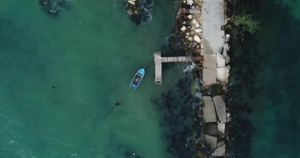 Воздушное Видео Одинокой Рыбацкой Лодки Деревянного Пирса Бирюзовом Океане Море — стоковое видео