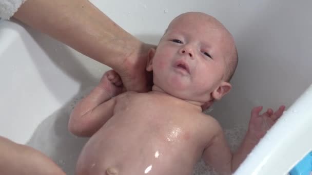 Mamá Toma Baño Para Bebé Recién Nacido Hora Del Baño — Vídeo de stock