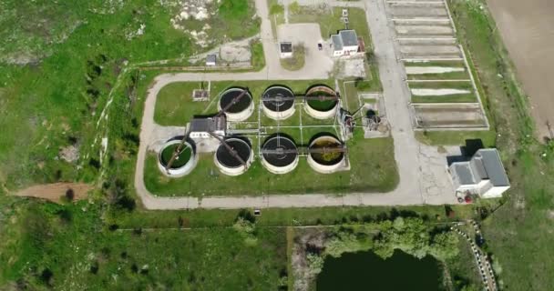 Luchtfoto Van Afvalwaterzuiveringsinstallatie Met Cirkelverhelderaars — Stockvideo
