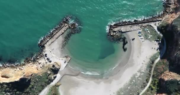 Vista Aérea Arriba Hacia Abajo Hermosa Bahía Playa Bolata Mar — Vídeos de Stock