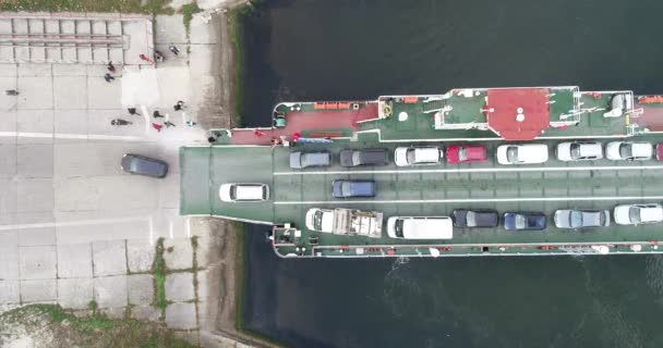 从上往下看渡船转移车辆 轮渡将车辆和乘客转移到另一边 — 图库视频影像