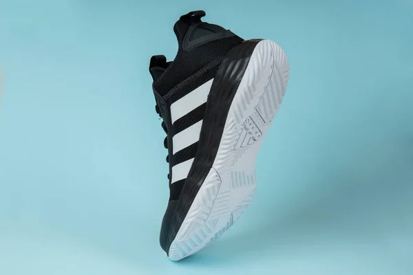 ブルガリアのヴァルナ 2021年8月26日 Adidasスポーツシューズ プロダクトショット アディダスは スポーツシューズ 衣類やアクセサリーを設計 製造するドイツの企業です — ストック写真