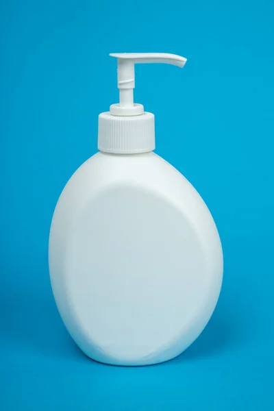 青の背景に白いブランドのディスペンサーボトル 液体石鹸付きプラスチックボトル — ストック写真