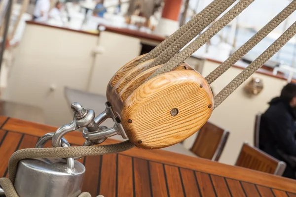 Old sailing boat detail. pulleys and ropes — Stock Photo, Image