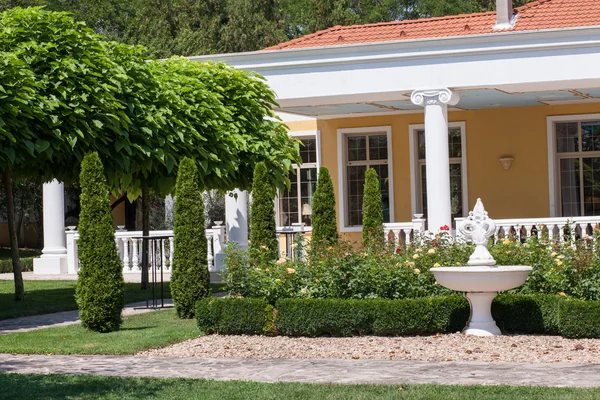 Beautiful garden in front of a villa house — Stock Photo, Image