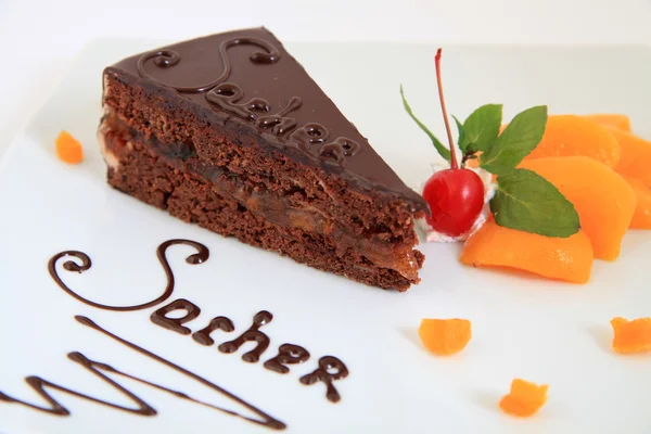 Torta al cioccolato fresco sacher con decorazione — Foto Stock