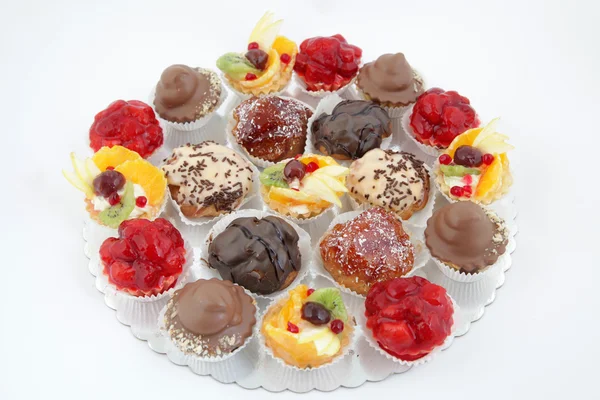 Bandeja de fiesta con variaciones de pasteles pequeños con diferentes rellenos —  Fotos de Stock