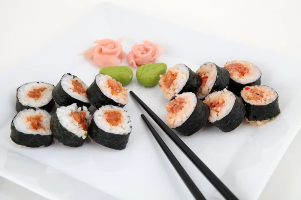 Sushi no prato branco. Rolos tradicionais de sushi japonês — Fotografia de Stock