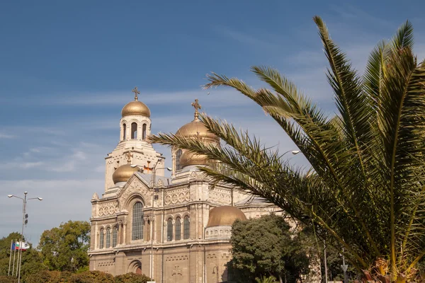 Varna, Bulgarije. uitzicht op de kathedraal van Byzantijnse stijl — Stockfoto