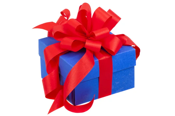 Caixa de presente azul com fita vermelha e arco isolado no branco — Fotografia de Stock