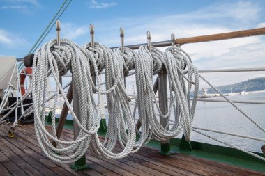 Eski bir geminin ipleri, yelkenler. 