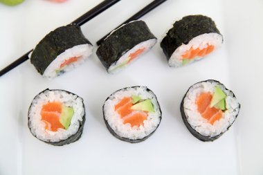 futomaki, somon ve avokado. geleneksel Japon suşi rulo