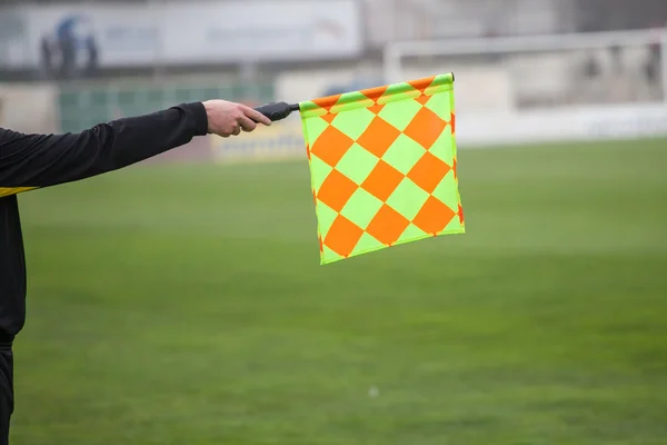 L'arbitro di calcio tiene la bandiera. Trappola esterna — Foto Stock
