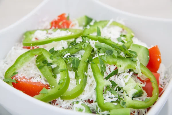 Taze yaz sebze salatası yeşil biber ile — Stok fotoğraf
