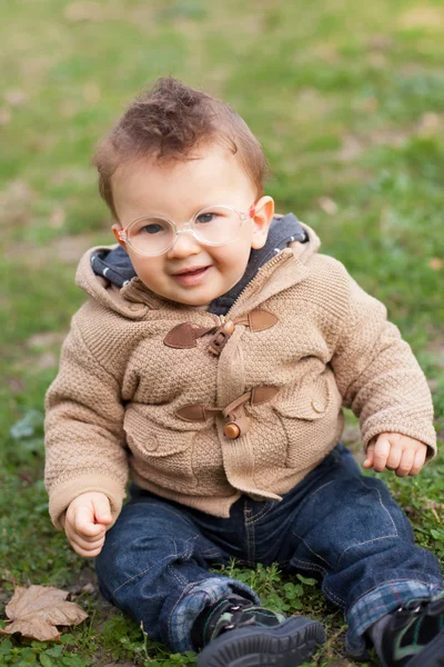 Lächelndes Baby mit Brille — Stockfoto