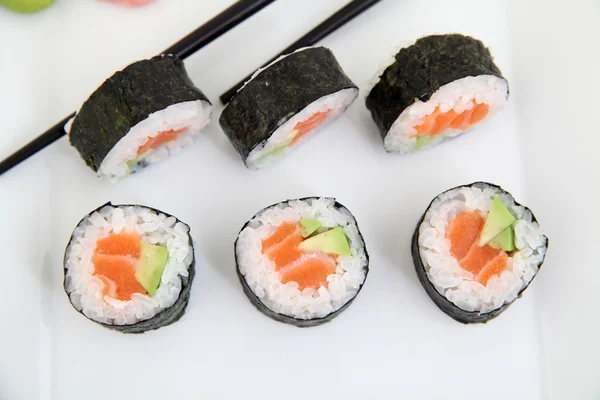 Futomaki, salmone e avocado. Rotoli di sushi giapponesi tradizionali — Foto Stock