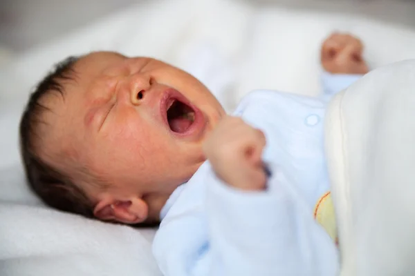 Newborn baby crying on the bed — Stock Photo, Image