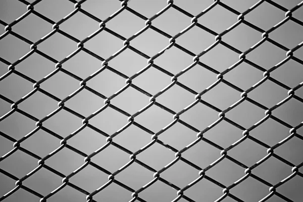 Gros plan de clôture métallique en noir et blanc. Contexte — Photo