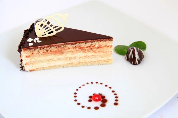 Pedazo de dulce y sabroso pastel de chocolate con decoración —  Fotos de Stock