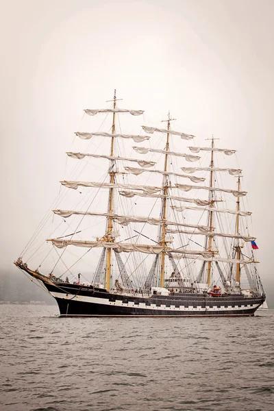 Old ship sailing in the sea — Stock Photo, Image