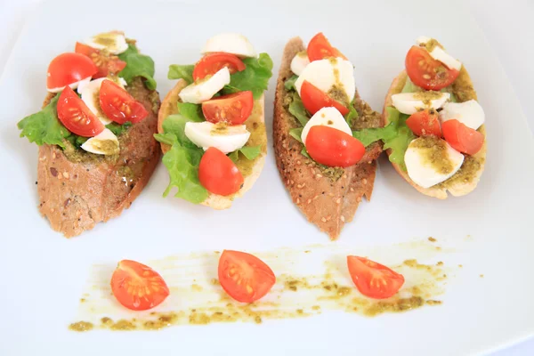 Tapas con mozzarella y tomates cherry — Foto de Stock