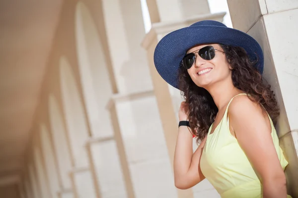 Portrait of a young smiling woman with hat and sunglasses — Stock Photo, Image