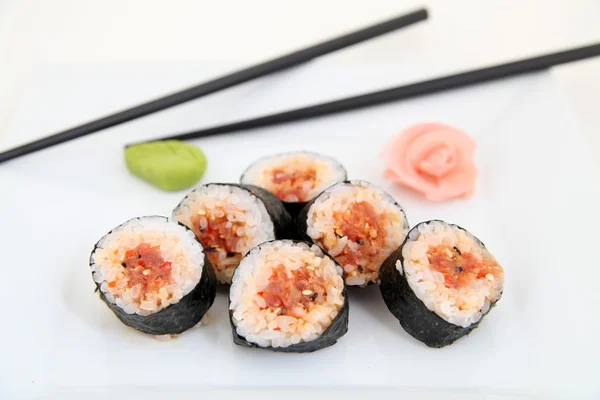 Futomaki, tonno. Rotoli di sushi giapponesi tradizionali — Foto Stock