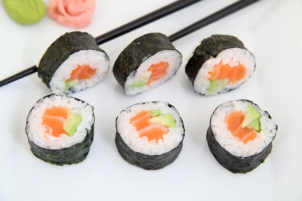 Futomaki, salmón y aguacate. Rollos tradicionales de sushi japonés — Foto de Stock