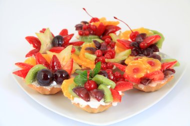 parti ile tatlı meyve kek tabağı