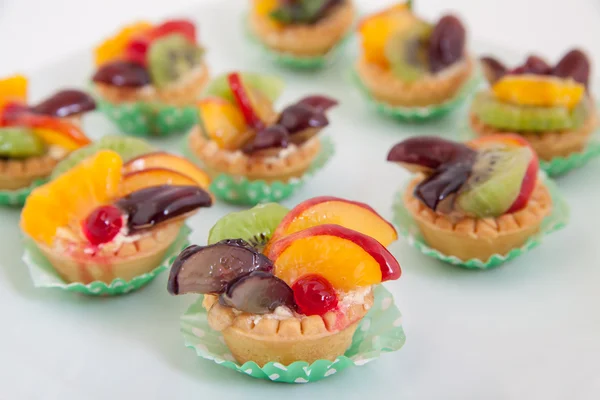 Torte fresche e dolci con frutta — Foto Stock