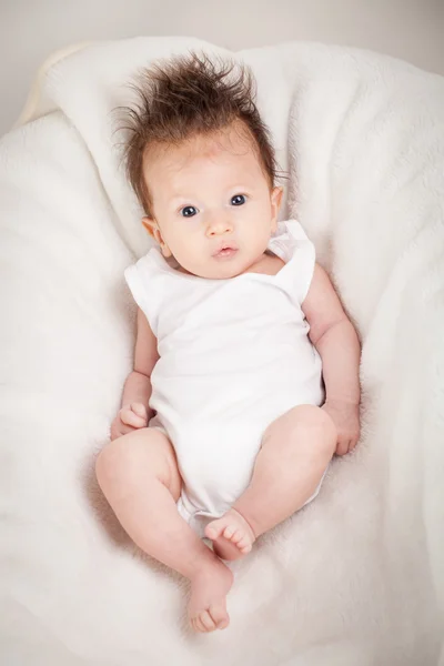 Lindo bebé recién nacido con corte de pelo de lujo —  Fotos de Stock