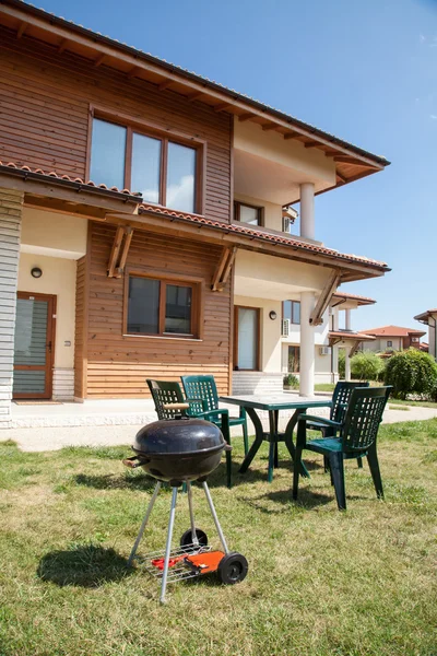 Suburban house with barbecue on backyard — Stock Photo, Image