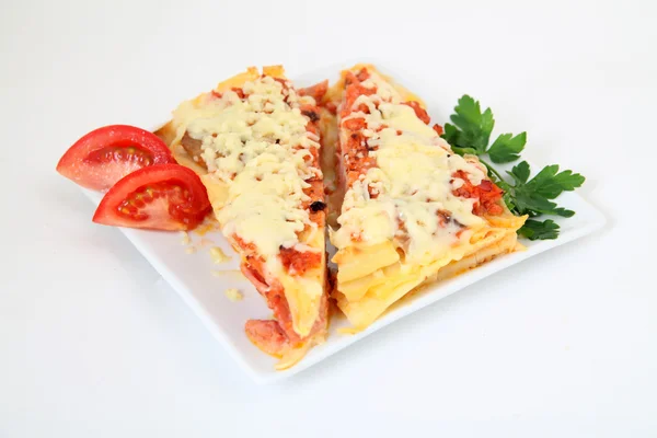 Italiaanse lasagne met decoratie op wit bord — Stockfoto