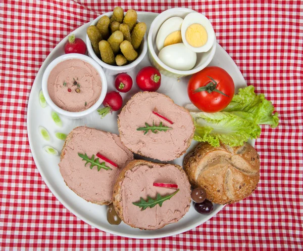 Plaat met sneetjes brood met huisgemaakte pate, groenten en eieren — Stockfoto