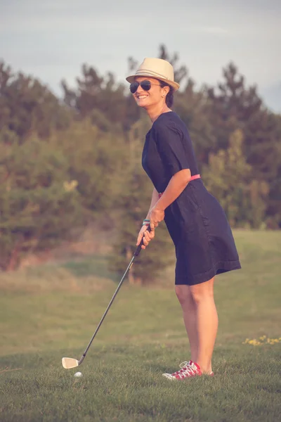 Ung kvinna, amatör, spela golf — Stockfoto