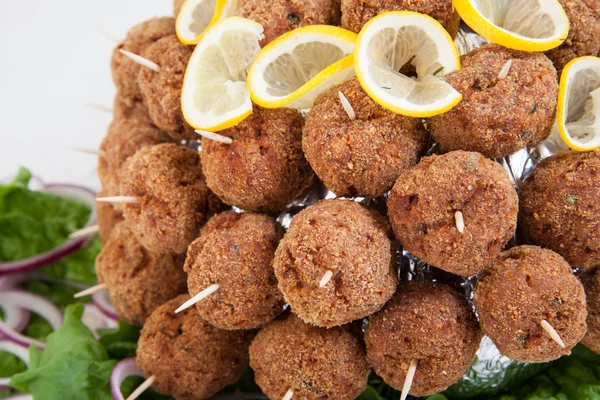 Feche de bandeja de festa com almôndegas. Catering alimentar — Fotografia de Stock