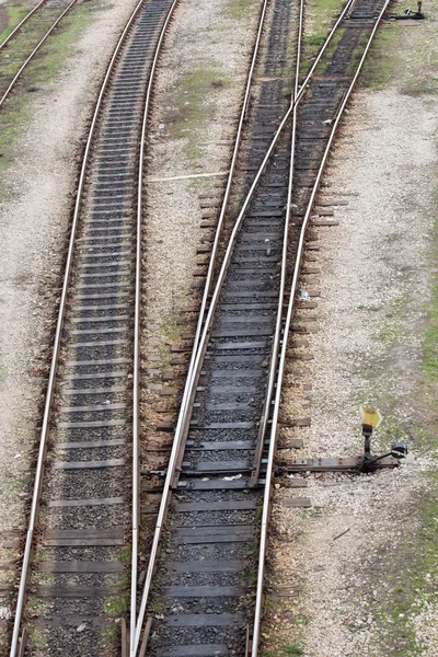 Järnvägsspår som leder till olika sätt — Stockfoto