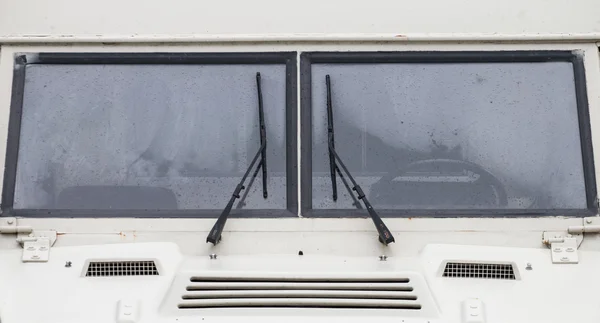Ветровое стекло с каплями дождя. дворники для ветрового стекла — стоковое фото