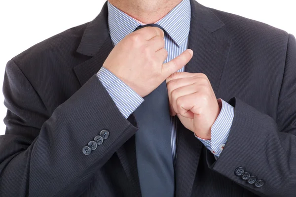 Крупный план бизнесмена, регулирующего галстук — стоковое фото