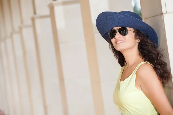 Portrait of a young smiling woman with hat and sunglasses — Stock Photo, Image